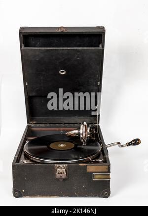 Gramophone mit einer Schallplatte isoliert auf weißem Hintergrund Stockfoto