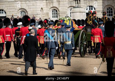 London, Großbritannien, 14.. September 2022:- König Charles III. Zieht mit anderen Mitgliedern der königlichen Familie durch London hinter dem Sarg von Quee Stockfoto