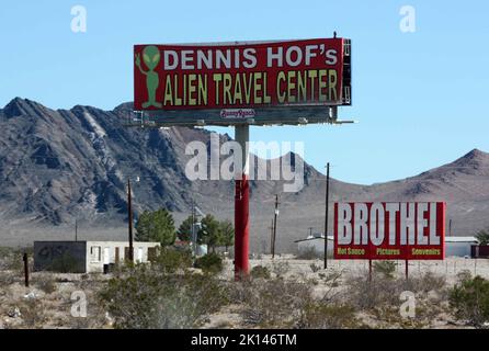 Riesige Plakatwand am Straßenrand zwischen Reno und Las Vegas, auf der die Alien-Tankstelle und das Bordell von Dennis Hof bewirbt Stockfoto