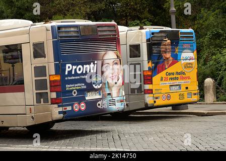 Die Wahlplakate von Giorgia Meloni (L), Parteivorsitzende der Fratelli d'Italia, und Emma Bonino (R), Parteivorsitzende der + Europa, werden vor den politischen Wahlen am 25. September 2022 in zwei Bussen ausgestellt. Stockfoto