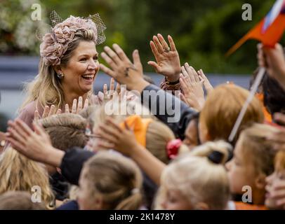 2022-09-15 12:50:08 GEMERT - Königin Maxima wird von Kindern in Gemert während eines regionalen Besuchs in der Peel in der Provinz Nordbrabant begrüßt. Der Besuch konzentriert sich auf die Entwicklung des Naturschutzes, die Zukunft des Agrarsektors, neue Formen der sozialen Zusammenarbeit und innovatives Unternehmertum in der Peel-Region. ANP SEM VAN DER WAL niederlande Out - belgien Out Stockfoto