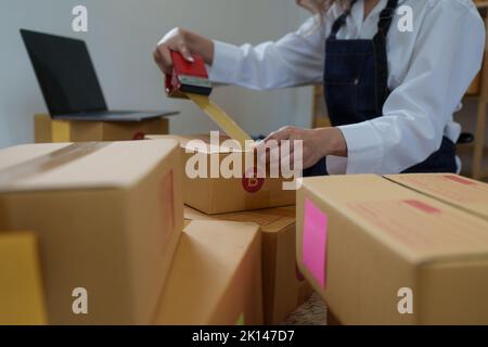 Asiatische KMU-Geschäft Frau arbeitet im Home Office. Online-Shopping-Konzept. Stockfoto