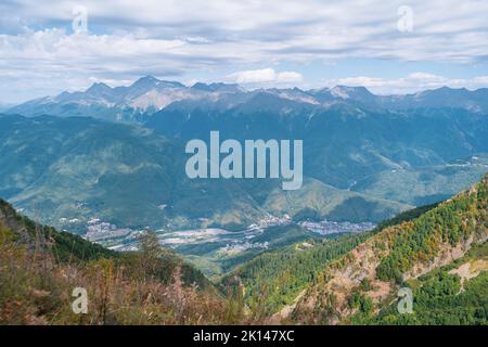 Alpine Meadows Trail, Alpine Meadows Walking Route. Luftaufnahme des grünen Bergtals, umgeben von hohen Bergen. Stockfoto