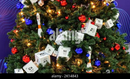 8. Dezember 2021, Sotschi, Russland. Die Papierwürfel mit den Elementen des Periodensystems Mendelejews auf dem Weihnachtsbaum. Stockfoto