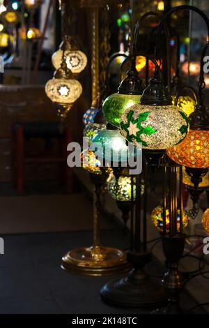 In einem Geschäft in Istanbul handgefertigte, bunte türkische Lampen im alten Stil. Auf einer davon befindet sich ein Schneeflocken-Muster, das für Weihnachten nützlich sein könnte Stockfoto