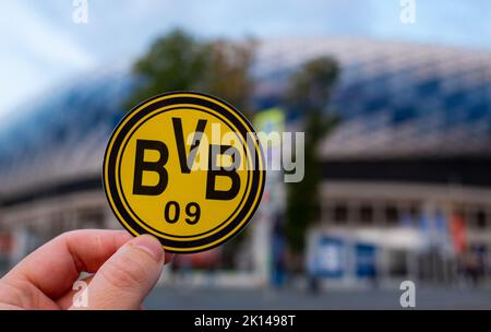 12. September 2021, Dortmund, Deutschland. Das Emblem des Fußballvereins Borussia Dortmund auf dem Hintergrund eines modernen Stadions. Stockfoto