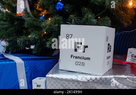 8. Dezember 2021, Sotschi, Russland. Ein Papierwürfel mit dem Bild von Francium - ein Element des Periodensystems Mendelejews auf dem Weihnachtsbaum. Stockfoto