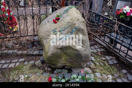 27. November 2021, Moskau, Russland. Denkmal am Grab des Dichters Burat Okudschawa auf dem Wagankowski Friedhof in Moskau. Stockfoto