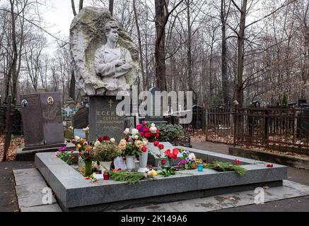 27. November 2021, Moskau, Russland. Denkmal am Grab des Dichters Sergei Jesenin auf dem Wagankowski Friedhof in Moskau. Stockfoto