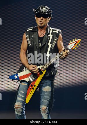 Hollywood, Florida, USA. 12. September 2022. Rudolf Schenker von Scorpions tritt während der „Rock Believer“ North America Tour bei Hard Rock Live auf, die am 12. September 2022 im Seminole Hard Rock Hotel & Casino in Hollywood, Florida, stattfand. Kredit: Mpi04/Media Punch/Alamy Live Nachrichten Stockfoto