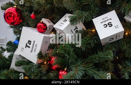 8. Dezember 2021, Sotschi, Russland. Die Papierwürfel mit den Elementen des Periodensystems Mendelejews auf dem Weihnachtsbaum. Stockfoto