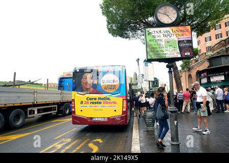 Rom, Italien. 15. September 2022. Das Wahlplakat von Emma Bonino, der Vorsitzenden der Europapartei, wird vor den Parlamentswahlen vom 25. September 2022 in einem Bus ausgestellt. (Bild: © Vincenzo Nuzzolese/SOPA Images via ZUMA Press Wire) Stockfoto