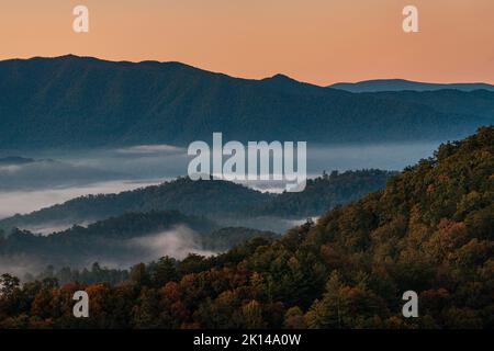 Das Licht des Sonnenaufgangs färbt den Himmel vom Foothills Parkway, dem Great Smoky Mountains National Park, Blount County, Tennessee Stockfoto