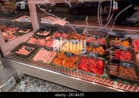 Blick auf einen Metzgerladen mit allen Arten von Fleisch, frisch zubereitet für eine super Anzeige Stockfoto