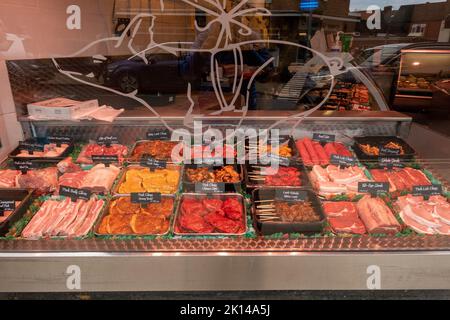 Blick auf einen Metzgerladen mit allen Arten von Fleisch, frisch zubereitet für eine super Anzeige Stockfoto