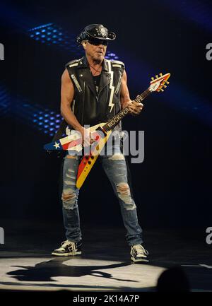 Hollywood, Florida, USA. 12. September 2022. Rudolf Schenker von Scorpions tritt während der „Rock Believer“ North America Tour bei Hard Rock Live auf, die am 12. September 2022 im Seminole Hard Rock Hotel & Casino in Hollywood, Florida, stattfand. Kredit: Mpi04/Media Punch/Alamy Live Nachrichten Stockfoto