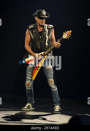 Hollywood, Florida, USA. 12. September 2022. Rudolf Schenker von Scorpions tritt während der „Rock Believer“ North America Tour bei Hard Rock Live auf, die am 12. September 2022 im Seminole Hard Rock Hotel & Casino in Hollywood, Florida, stattfand. Kredit: Mpi04/Media Punch/Alamy Live Nachrichten Stockfoto