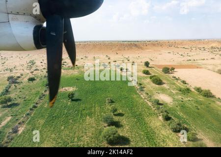 Blick auf die wunderschöne Landschaft der Thar-Wüste aus einem Flugzeug, Rajasthan, Indien. Die Propeller und Thar wüsten im Rahmen. Spiel von Sonnenlicht und Klo Stockfoto