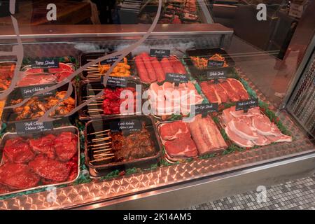 Blick auf einen Metzgerladen mit allen Arten von Fleisch, frisch zubereitet für eine super Anzeige Stockfoto