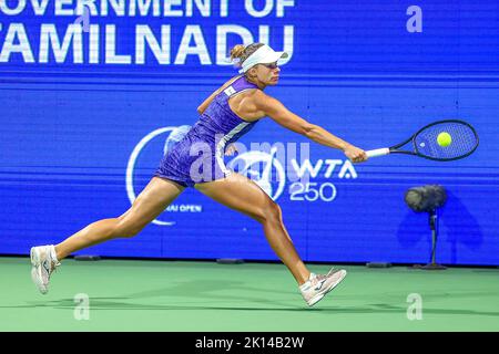 Chennai, Indien, 15. Sep 2022: Chennai Open WTA 250 : Chennai Open WTA 250 : Magda LINETTE POL gegen Oksana SELEKHMETEVA Oksana SELEKHMETEVA im Kampf gegen ihre Gegnerin und besiegte sie mit 6-2,6-0 Seshadri SUKUMAR Stockfoto