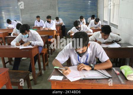 Dhaka. 15. September 2022. Die Schüler nehmen am 15. September 2022 an der Prüfstelle für das Secondary School Certificate (SSC) in Dhaka, Bangladesch, Teil. Am Donnerstag begannen das Secondary School Certificate (SSC) und die entsprechenden Prüfungen, die die größten öffentlichen Prüfungen für Schüler des Landes sind. Über 2 Millionen Studenten aus Bangladesch haben sich in diesem Jahr für die SSC und entsprechende Prüfungen angemeldet, die als eines der wichtigsten Ereignisse im Leben der Studenten aus Bangladesch gelten. Quelle: Xinhua/Alamy Live News Stockfoto