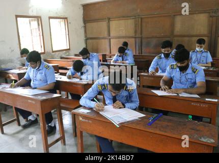 Dhaka. 15. September 2022. Die Schüler nehmen am 15. September 2022 an der Prüfstelle für das Secondary School Certificate (SSC) in Dhaka, Bangladesch, Teil. Am Donnerstag begannen das Secondary School Certificate (SSC) und die entsprechenden Prüfungen, die die größten öffentlichen Prüfungen für Schüler des Landes sind. Über 2 Millionen Studenten aus Bangladesch haben sich in diesem Jahr für die SSC und entsprechende Prüfungen angemeldet, die als eines der wichtigsten Ereignisse im Leben der Studenten aus Bangladesch gelten. Quelle: Xinhua/Alamy Live News Stockfoto