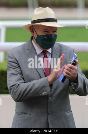 Rennen 4, BREIT BLAU, gefahren von Blake Shinn, gewann die Klasse 4 über 1400m bei Sha Tin. David Hayes feierte seinen Sieg. 22MAY22 SCMP/Kenneth Chan. Stockfoto