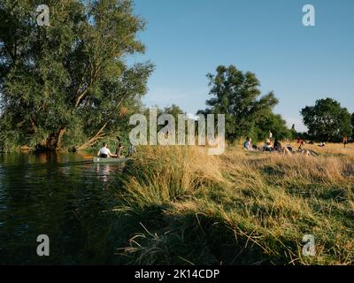 Sommerleben auf den Grantchester Meadows am Fluss Cam in Cambridge Cambridgeshire England Großbritannien - Sommer auf dem Land Menschen Stockfoto