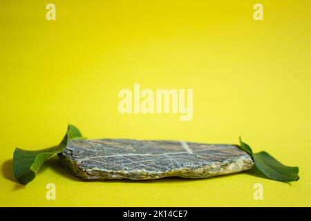 Kosmetisches Hintergrundfoto. Steinpodium für Parfüm und Kosmetikprodukte. Leere Vitrine. Stockfoto