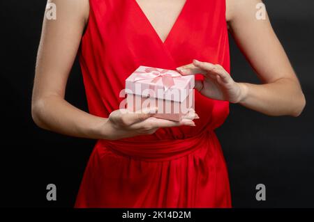 Weihnachtsgeschenk festliche Überraschung Frau Geschenkbox Stockfoto