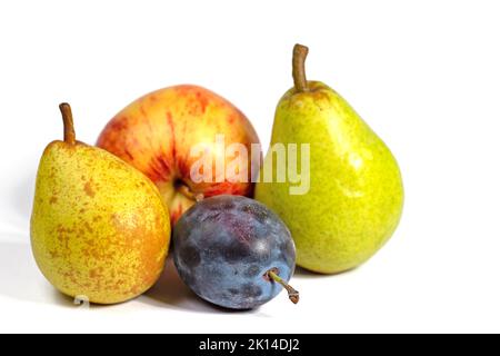 Verschiedene Früchte vor weißem Hintergrund Stockfoto