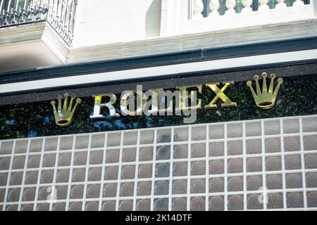 Barcelona, Spanien - 9. Mai 2022: Rolex-Geschäftsschild. Rolex ist ein in Großbritannien gegründeter Schweizer Uhrendesigner und -Hersteller mit Sitz in Genf, Schweiz. Stockfoto