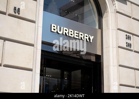 Barcelona, Spanien - 9. Mai 2022: Burberry Fashion Store. Burberry ist ein britisches Luxus-Modehaus mit Hauptsitz in London, England. Stockfoto