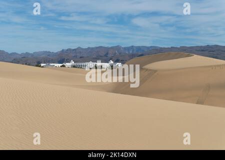 Maspalomas, Spanien - 9. März 2022, RIU Hotel Palace in Maspalomas.RIU Hotels & Resorts ist eine spanische Hotelkette. Stockfoto