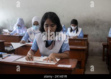 Dhaka, Bangladesch. 15. September 2022. Die Schüler sitzen für Secondary School Certificate (SSC) und gleichwertigen Prüfungen. Die öffentlichen Prüfungen begannen mit dem ersten Papiertest in Bangladesch in 3.790 Zentren im ganzen Land. Nach der Reduzierung der Prüfungsdauer auf zwei Stunden begannen die Tests um 11am Uhr und endeten um 1 Uhr. Aufgrund der Pandemie um drei Monate verzögert, sollten das Secondary School Certificate (SSC) und entsprechende Prüfungen im Juni abgehalten werden, aber die verheerenden Überschwemmungen kurz vor den Tests haben es weiter vorangetrieben. Kredit: SOPA Images Limited/Alamy Live Nachrichten Stockfoto