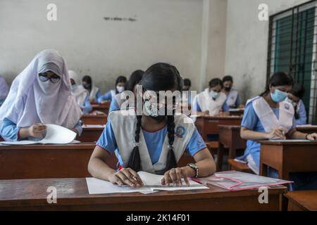 Dhaka, Bangladesch. 15. September 2022. Die Schüler sitzen für Secondary School Certificate (SSC) und gleichwertigen Prüfungen. Die öffentlichen Prüfungen begannen mit dem ersten Papiertest in Bangladesch in 3.790 Zentren im ganzen Land. Nach der Reduzierung der Prüfungsdauer auf zwei Stunden begannen die Tests um 11am Uhr und endeten um 1 Uhr. Aufgrund der Pandemie um drei Monate verzögert, sollten das Secondary School Certificate (SSC) und entsprechende Prüfungen im Juni abgehalten werden, aber die verheerenden Überschwemmungen kurz vor den Tests haben es weiter vorangetrieben. Kredit: SOPA Images Limited/Alamy Live Nachrichten Stockfoto