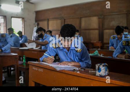 Dhaka, Bangladesch. 15. September 2022. Die Schüler sitzen für Secondary School Certificate (SSC) und gleichwertigen Prüfungen. Die öffentlichen Prüfungen begannen mit dem ersten Papiertest in Bangladesch in 3.790 Zentren im ganzen Land. Nach der Reduzierung der Prüfungsdauer auf zwei Stunden begannen die Tests um 11am Uhr und endeten um 1 Uhr. Aufgrund der Pandemie um drei Monate verzögert, sollten das Secondary School Certificate (SSC) und entsprechende Prüfungen im Juni abgehalten werden, aber die verheerenden Überschwemmungen kurz vor den Tests haben es weiter vorangetrieben. Kredit: SOPA Images Limited/Alamy Live Nachrichten Stockfoto