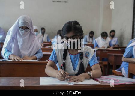 Dhaka, Bangladesch. 15. September 2022. Die Schüler sitzen für Secondary School Certificate (SSC) und gleichwertigen Prüfungen. Die öffentlichen Prüfungen begannen mit dem ersten Papiertest in Bangladesch in 3.790 Zentren im ganzen Land. Nach der Reduzierung der Prüfungsdauer auf zwei Stunden begannen die Tests um 11am Uhr und endeten um 1 Uhr. Aufgrund der Pandemie um drei Monate verzögert, sollten das Secondary School Certificate (SSC) und entsprechende Prüfungen im Juni abgehalten werden, aber die verheerenden Überschwemmungen kurz vor den Tests haben es weiter vorangetrieben. Kredit: SOPA Images Limited/Alamy Live Nachrichten Stockfoto