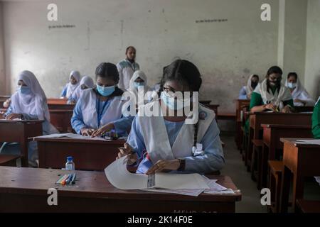 Dhaka, Bangladesch. 15. September 2022. Die Schüler sitzen für Secondary School Certificate (SSC) und gleichwertigen Prüfungen. Die öffentlichen Prüfungen begannen mit dem ersten Papiertest in Bangladesch in 3.790 Zentren im ganzen Land. Nach der Reduzierung der Prüfungsdauer auf zwei Stunden begannen die Tests um 11am Uhr und endeten um 1 Uhr. Aufgrund der Pandemie um drei Monate verzögert, sollten das Secondary School Certificate (SSC) und entsprechende Prüfungen im Juni abgehalten werden, aber die verheerenden Überschwemmungen kurz vor den Tests haben es weiter vorangetrieben. Kredit: SOPA Images Limited/Alamy Live Nachrichten Stockfoto