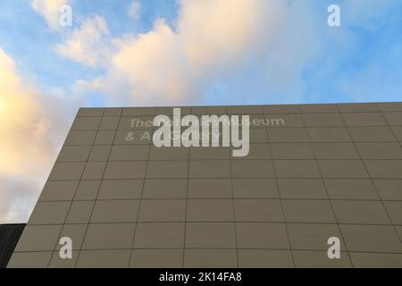 Ein Schild an der Vorderseite oder Fassade des Töpfereimuseums und der Kunstgalerie, Hanley, Stoke-on-Trent, Staffs, England, VEREINIGTES KÖNIGREICH Stockfoto