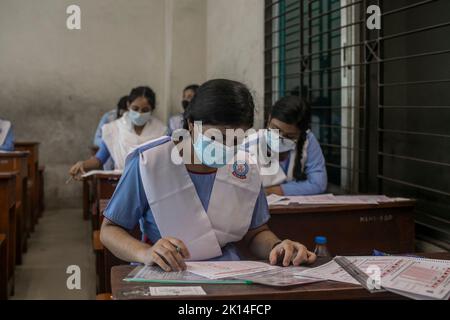 Dhaka, Bangladesch. 15. September 2022. Die Schüler sitzen für Secondary School Certificate (SSC) und gleichwertigen Prüfungen. Die öffentlichen Prüfungen begannen mit dem ersten Papiertest in Bangladesch in 3.790 Zentren im ganzen Land. Nach der Reduzierung der Prüfungsdauer auf zwei Stunden begannen die Tests um 11am Uhr und endeten um 1 Uhr. Aufgrund der Pandemie um drei Monate verzögert, sollten das Secondary School Certificate (SSC) und entsprechende Prüfungen im Juni abgehalten werden, aber die verheerenden Überschwemmungen kurz vor den Tests haben es weiter vorangetrieben. (Foto: Sazzad Hossain/SOPA Images/Sipa USA) Quelle: SIPA USA/Alamy Live News Stockfoto