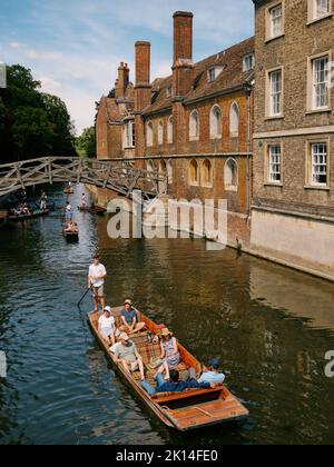 Die Mathematical Bridge über den Fluss Cam und Sommertouristen, die am Queens College in Cambridge pokern Cambridgeshire England Stockfoto