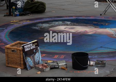 London, Großbritannien. 15. September 2022. Königin Elizabeth II. Ist in jeder Ecke Londons präsent. Hunderte von Künstlern porträtieren sie während der Tage ihrer Beerdigung. Kredit: SOPA Images Limited/Alamy Live Nachrichten Stockfoto