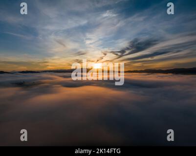 Luftaufnahme Drohne fliegen über Nebelmeer bei Sonnenaufgang, Khoa Khai nui Berg, Phang Nga, Thailand Stockfoto
