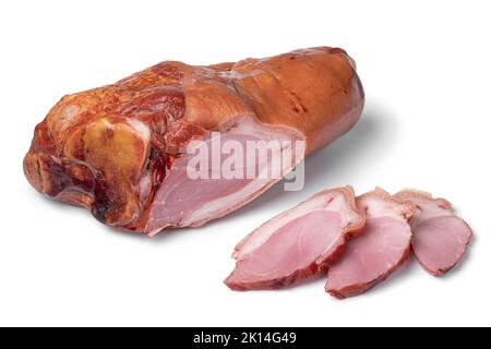 Traditionelles kroatisches geräuchertes Schweineknöchel und Scheiben aus der Nähe isoliert auf weißem Hintergrund Stockfoto