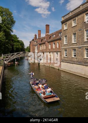 Die Mathematical Bridge über den Fluss Cam und Sommertouristen, die am Queens College in Cambridge pokern Cambridgeshire England Stockfoto