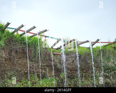 In der freien Luft fließen Wasserstrahlen nach unten. Charcot Naturdusche. Bewegungsunschärfe Stockfoto