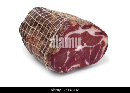 Stück des traditionellen kroatischen getrockneten Schweinehals, Schweinekragen Speck, aus der Nähe isoliert auf weißem Hintergrund Stockfoto