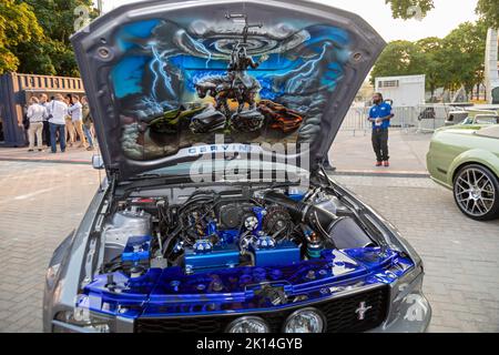 Detroit, Michigan, USA. 14. September 2022. Der dekorierte Motorraum eines Ford, der auf der North American International Auto Show ausgestellt ist. Kredit: Jim West/Alamy Live Nachrichten Stockfoto