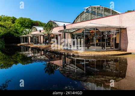 Lisse, Niederlande - 6. Mai 2022: Keukenhof Park. Es ist weithin bekannt für seine Tulpen und bunten Gärten. Gewächshaus und See Stockfoto